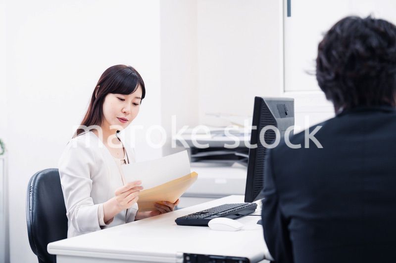 オフィスで事務作業をする女性社員