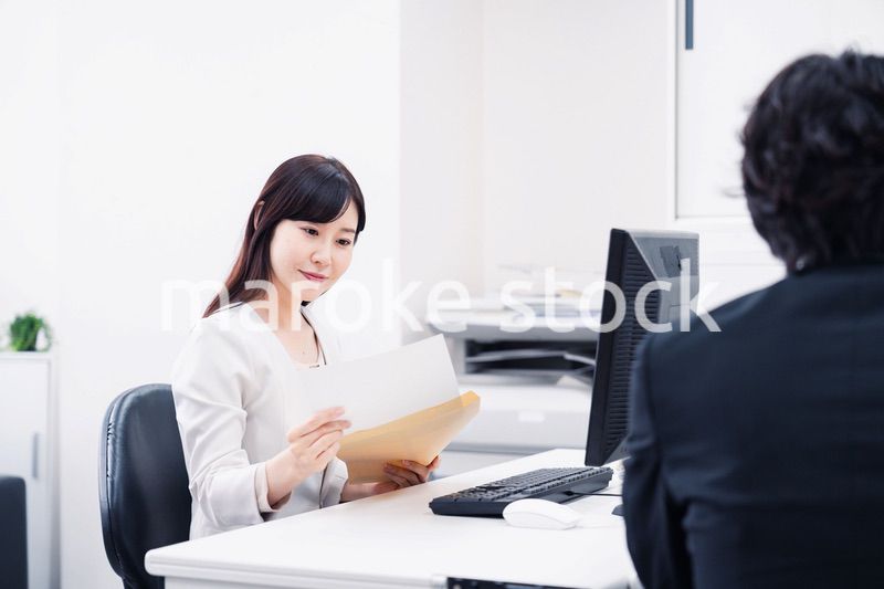 オフィスで事務作業をする女性社員