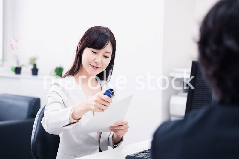 オフィスで事務作業をする女性社員