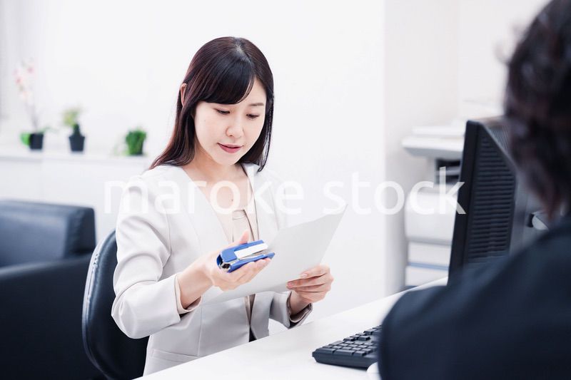 オフィスで事務作業をする女性社員