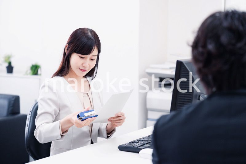 オフィスで事務作業をする女性社員