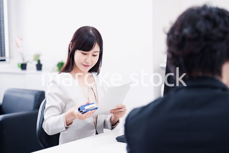 オフィスで事務作業をする女性社員