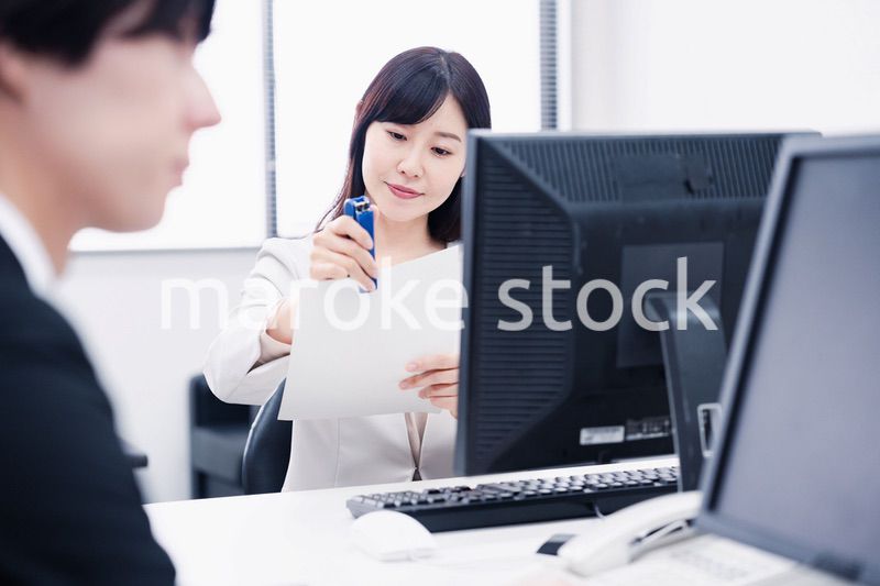 オフィスで事務作業をする女性社員