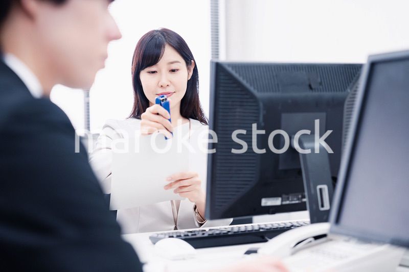オフィスで事務作業をする女性社員