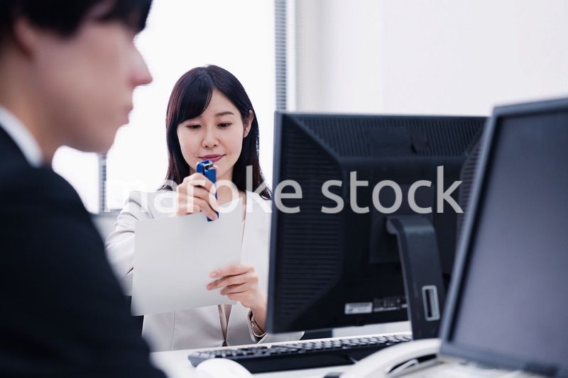 オフィスで事務作業をする女性社員