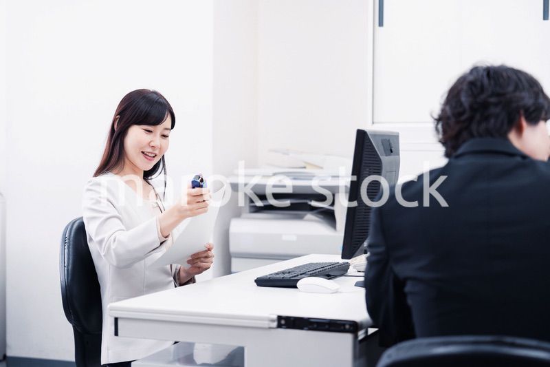 オフィスで事務作業をする女性社員