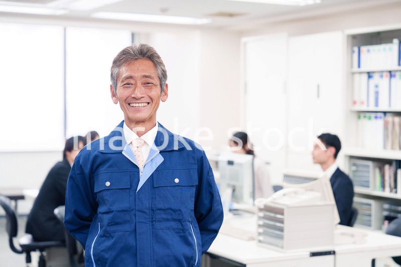 オフィスのメンテナンス・清掃をする作業服の男性