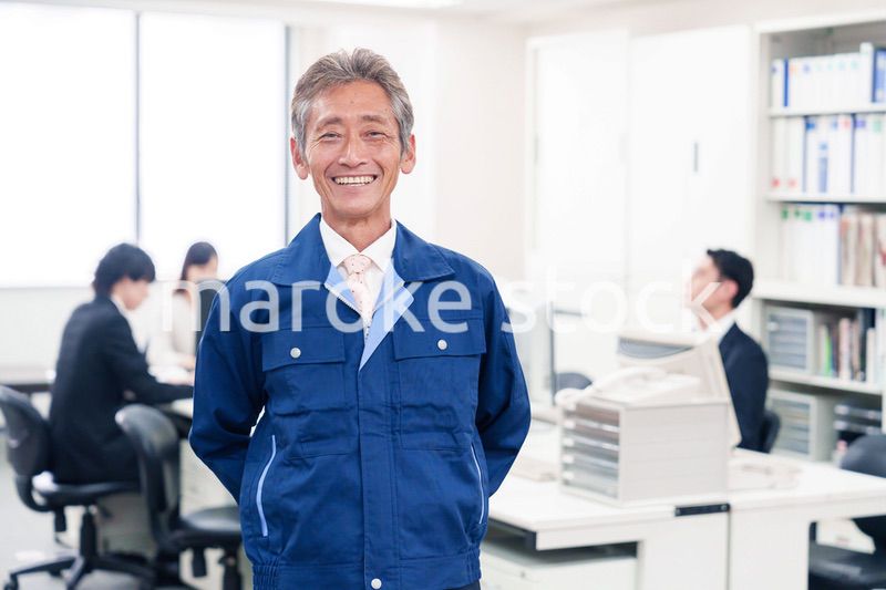 オフィスのメンテナンス・清掃をする作業服の男性
