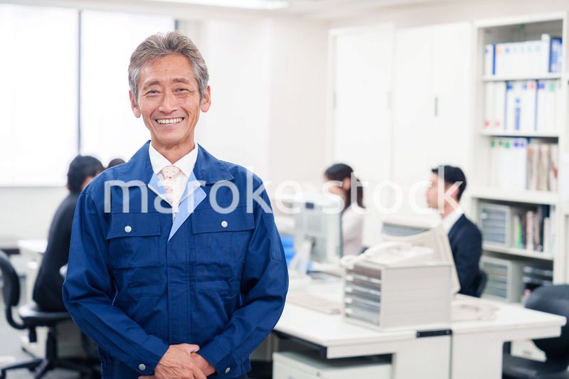 オフィスのメンテナンス・清掃をする作業服の男性