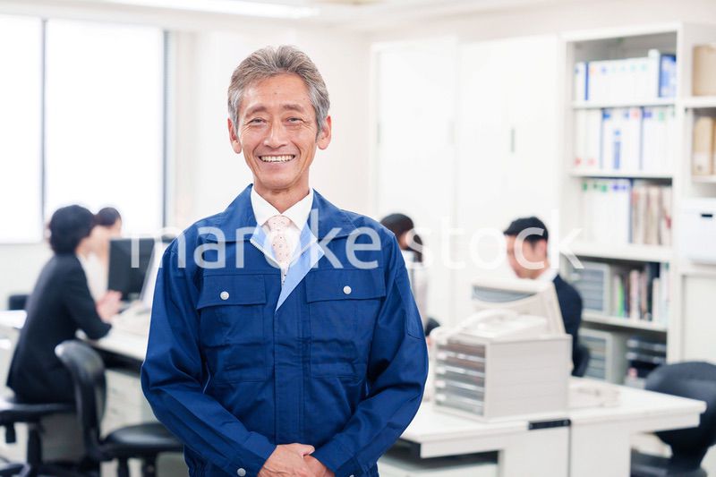 オフィスのメンテナンス・清掃をする作業服の男性