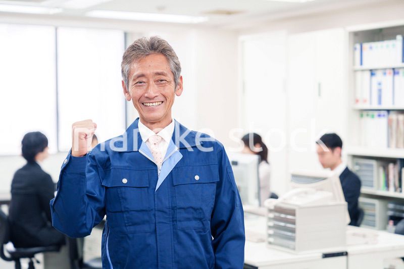 オフィスのメンテナンス・清掃をする作業服の男性