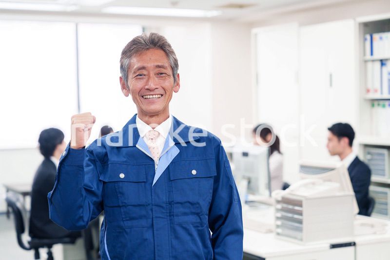 オフィスのメンテナンス・清掃をする作業服の男性