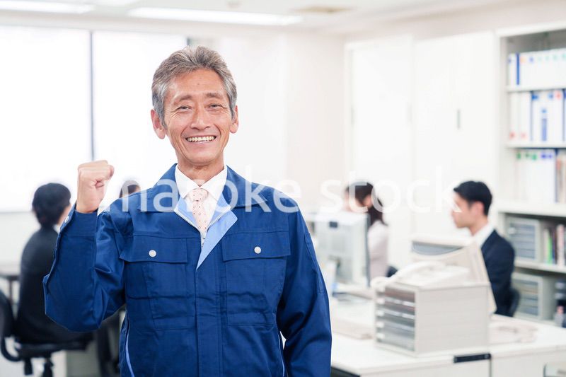 オフィスのメンテナンス・清掃をする作業服の男性