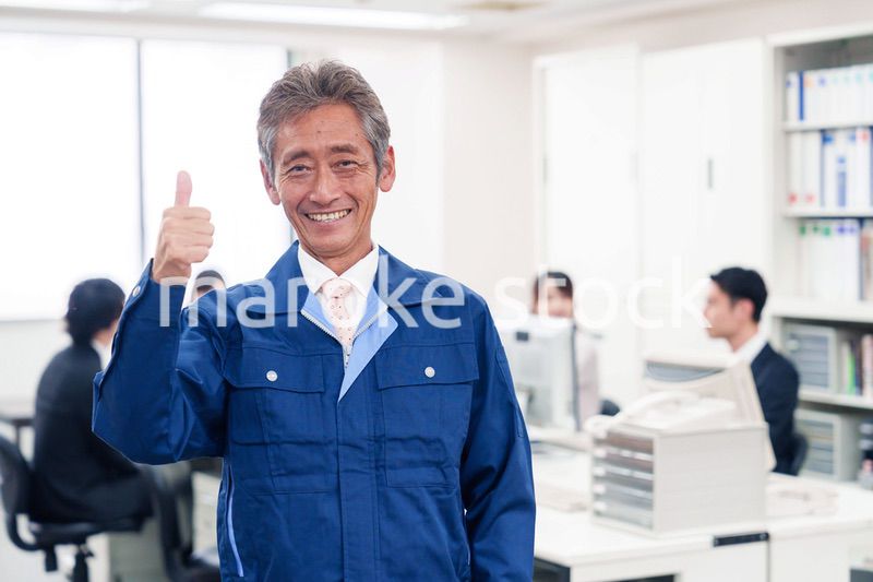 オフィスのメンテナンス・清掃をする作業服の男性