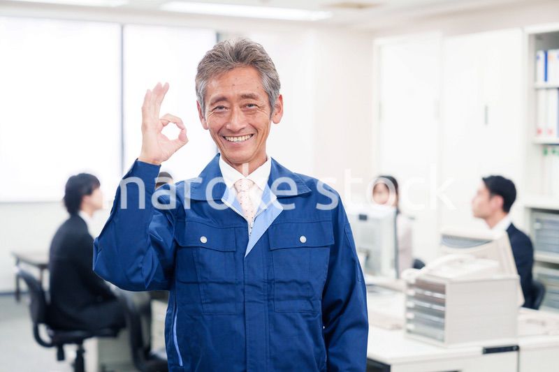 オフィスのメンテナンス・清掃をする作業服の男性