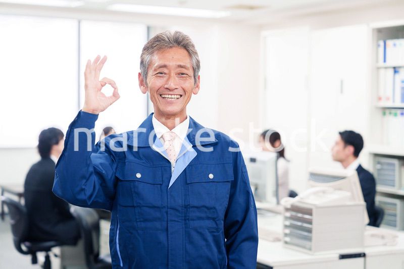 オフィスのメンテナンス・清掃をする作業服の男性