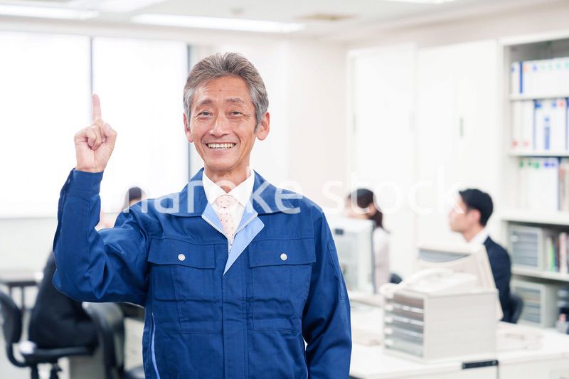 オフィスのメンテナンス・清掃をする作業服の男性