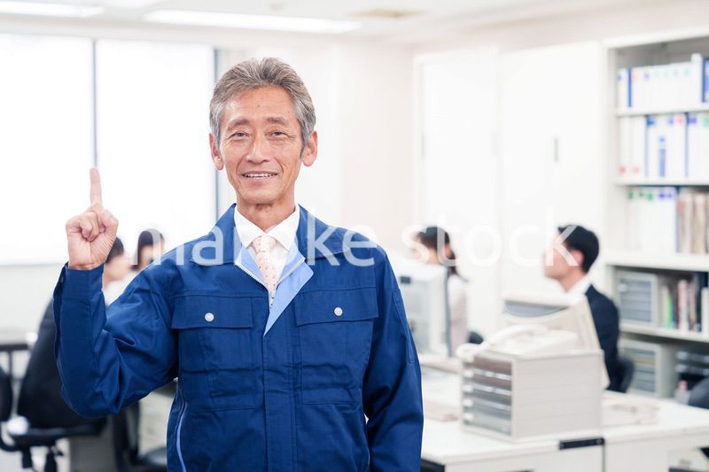 オフィスのメンテナンス・清掃をする作業服の男性