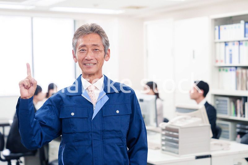 オフィスのメンテナンス・清掃をする作業服の男性