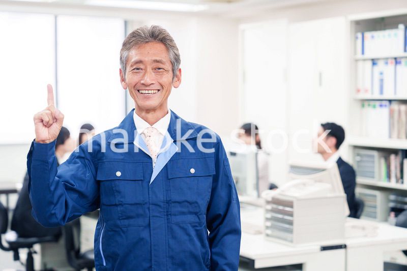 オフィスのメンテナンス・清掃をする作業服の男性