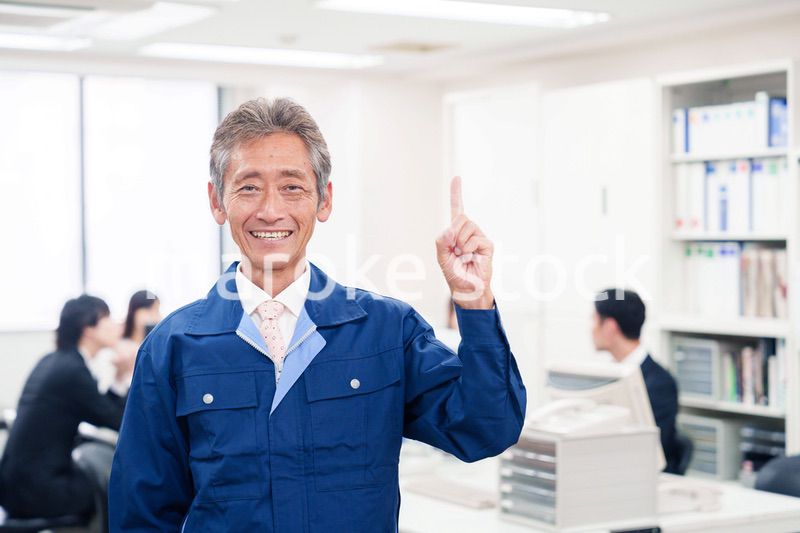 オフィスのメンテナンス・清掃をする作業服の男性