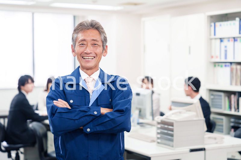 オフィスのメンテナンス・清掃をする作業服の男性