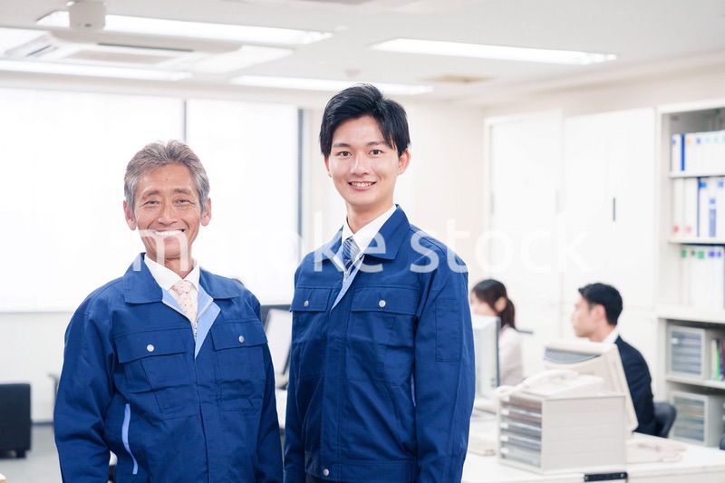 オフィスビルのメンテナンスをする作業服の担当者