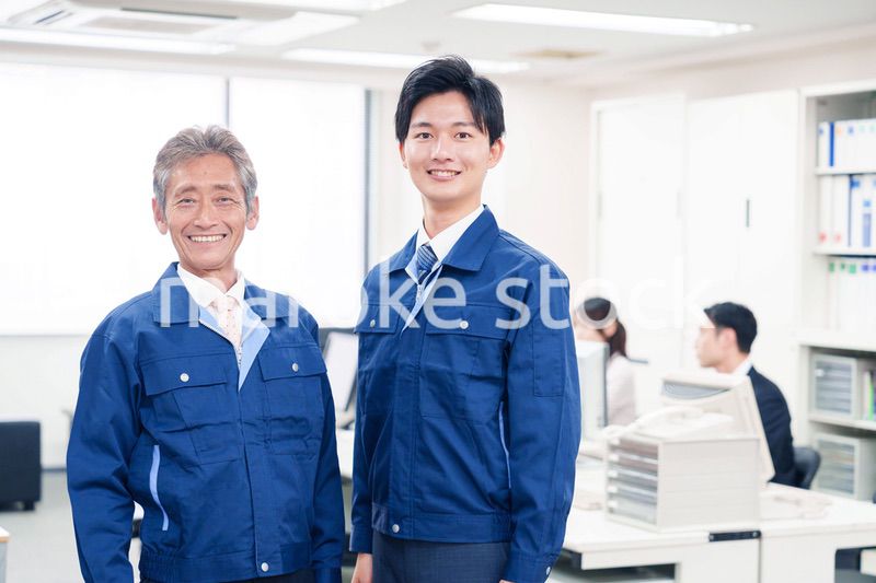 オフィスビルのメンテナンスをする作業服の担当者