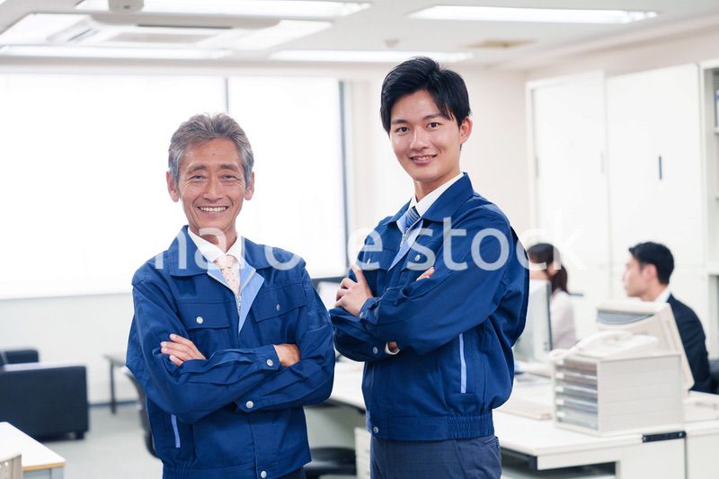 オフィスビルのメンテナンスをする作業服の担当者