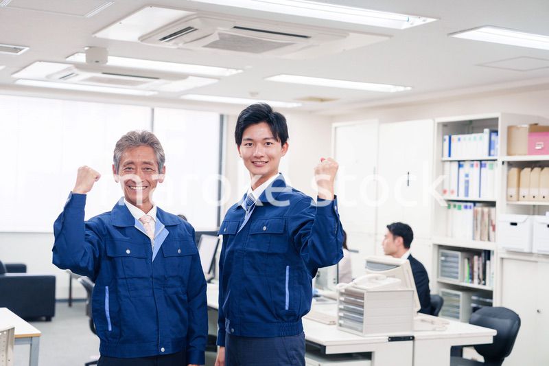 オフィスビルのメンテナンスをする作業服の担当者