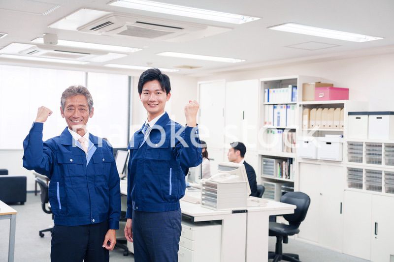 オフィスビルのメンテナンスをする作業服の担当者