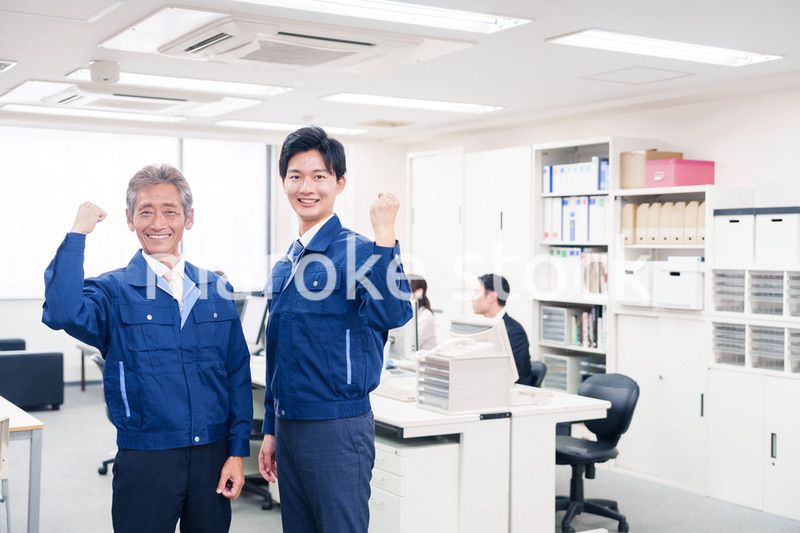 オフィスビルのメンテナンスをする作業服の担当者