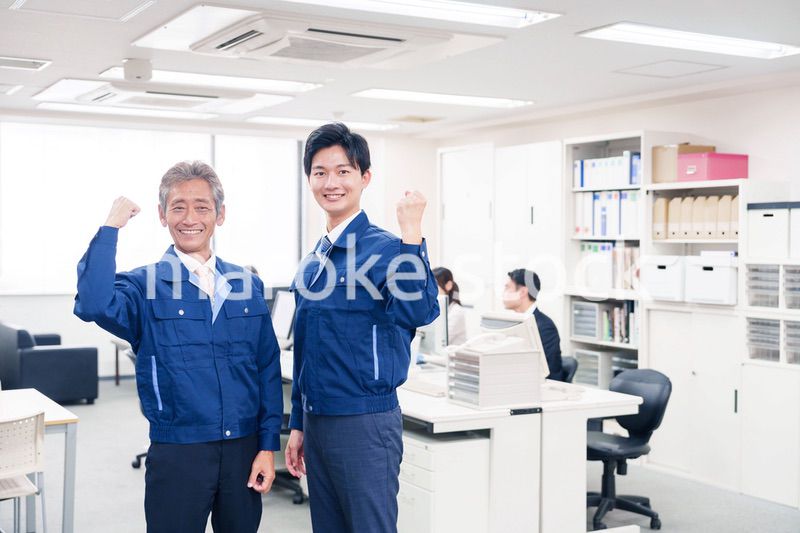 オフィスビルのメンテナンスをする作業服の担当者