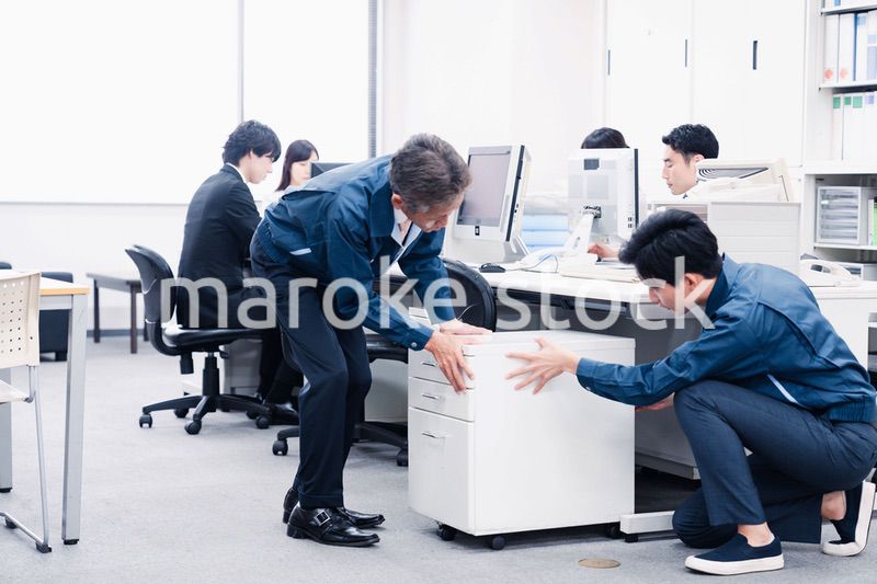 オフィス家具の運搬をする作業スタッフ