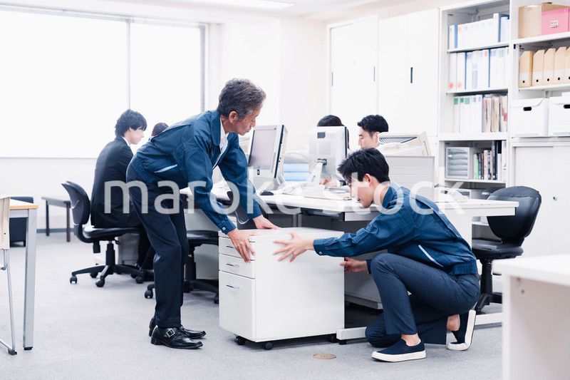 オフィス家具の運搬をする作業スタッフ