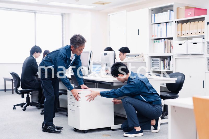 オフィス家具の運搬をする作業スタッフ