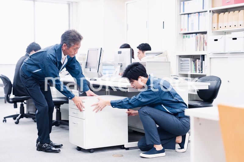 オフィス家具の運搬をする作業スタッフ