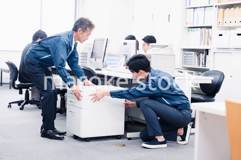 オフィス家具の運搬をする作業スタッフ