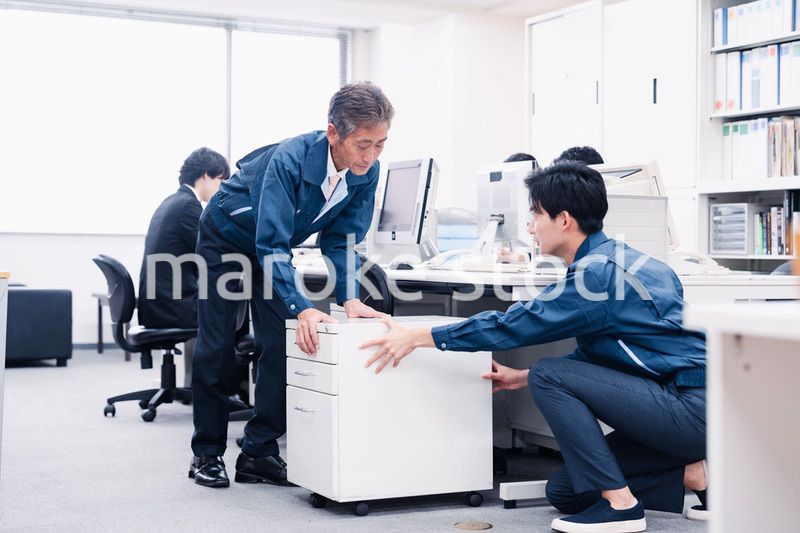 オフィス家具の運搬をする作業スタッフ