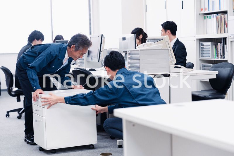 オフィス家具の運搬をする作業スタッフ