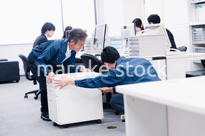 オフィス家具の運搬をする作業スタッフ