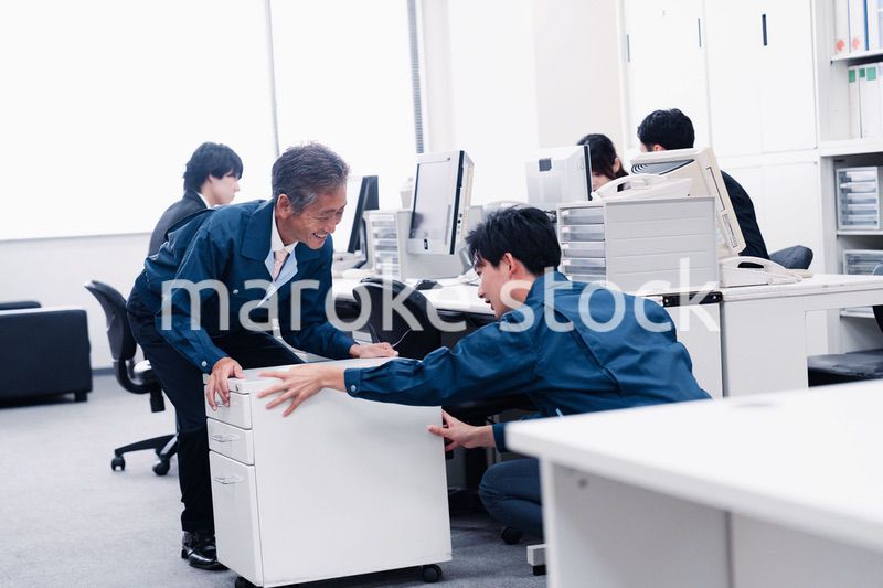 オフィス家具の運搬をする作業スタッフ