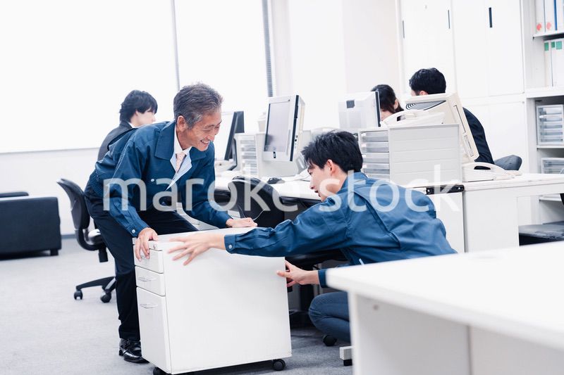 オフィス家具の運搬をする作業スタッフ