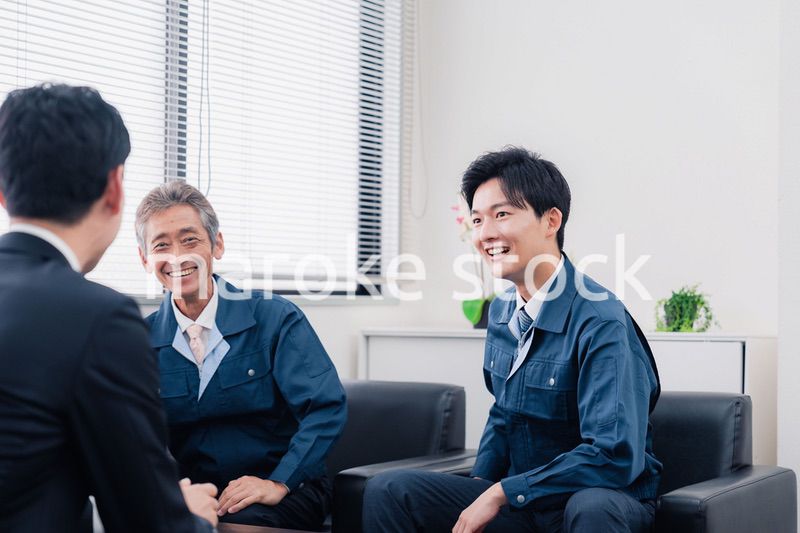 商談をする作業服のビジネスマン