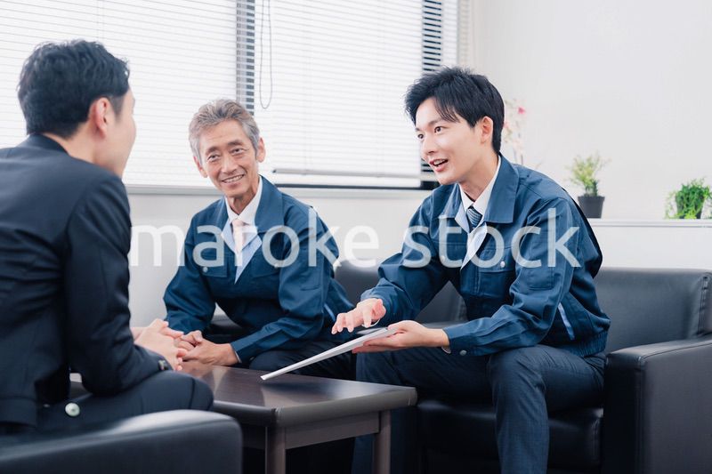 商談をする作業服のビジネスマン