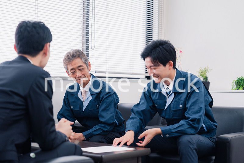 商談をする作業服のビジネスマン