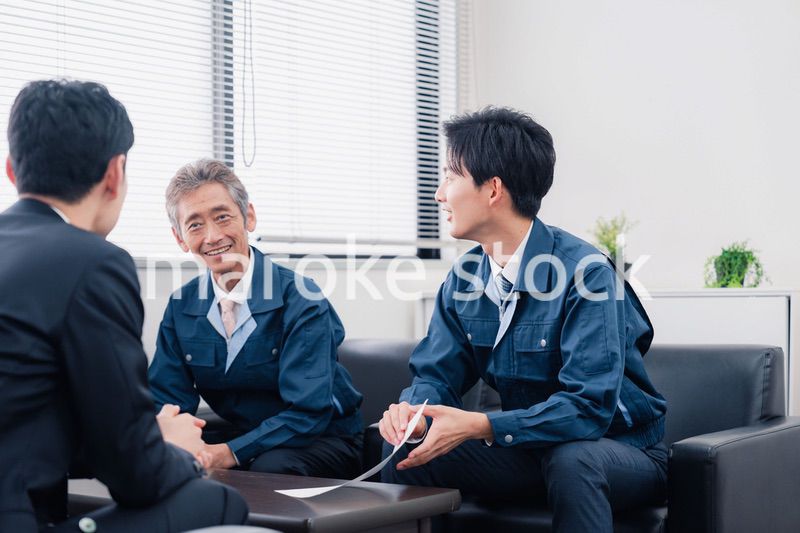 商談をする作業服のビジネスマン