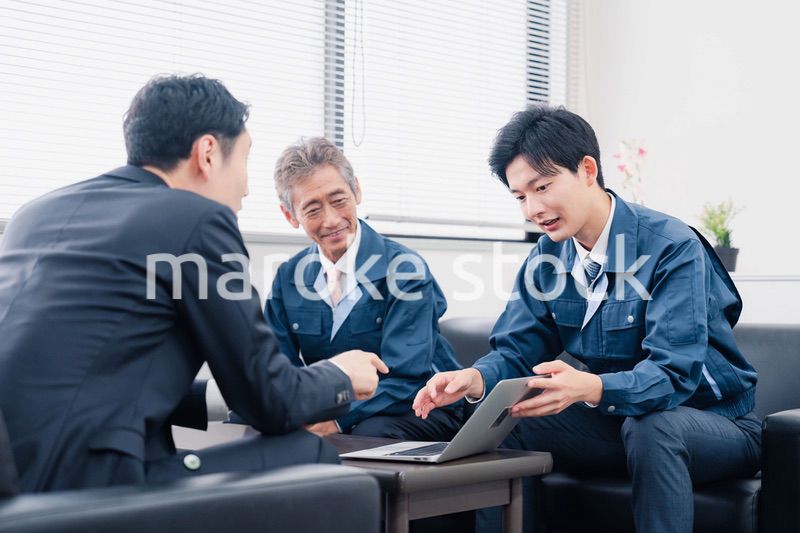 商談をする作業服のビジネスマン
