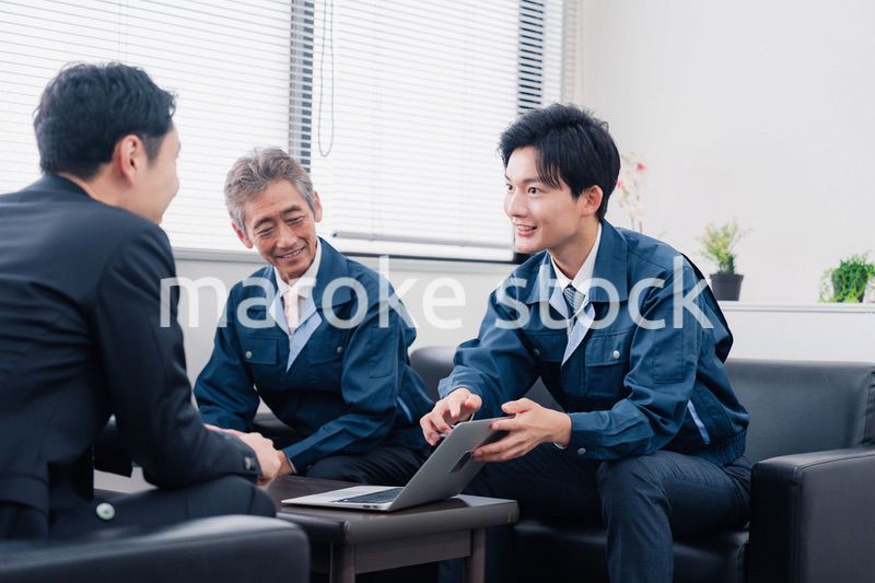 商談をする作業服のビジネスマン