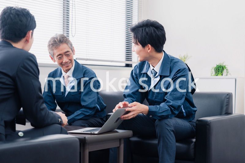 商談をする作業服のビジネスマン